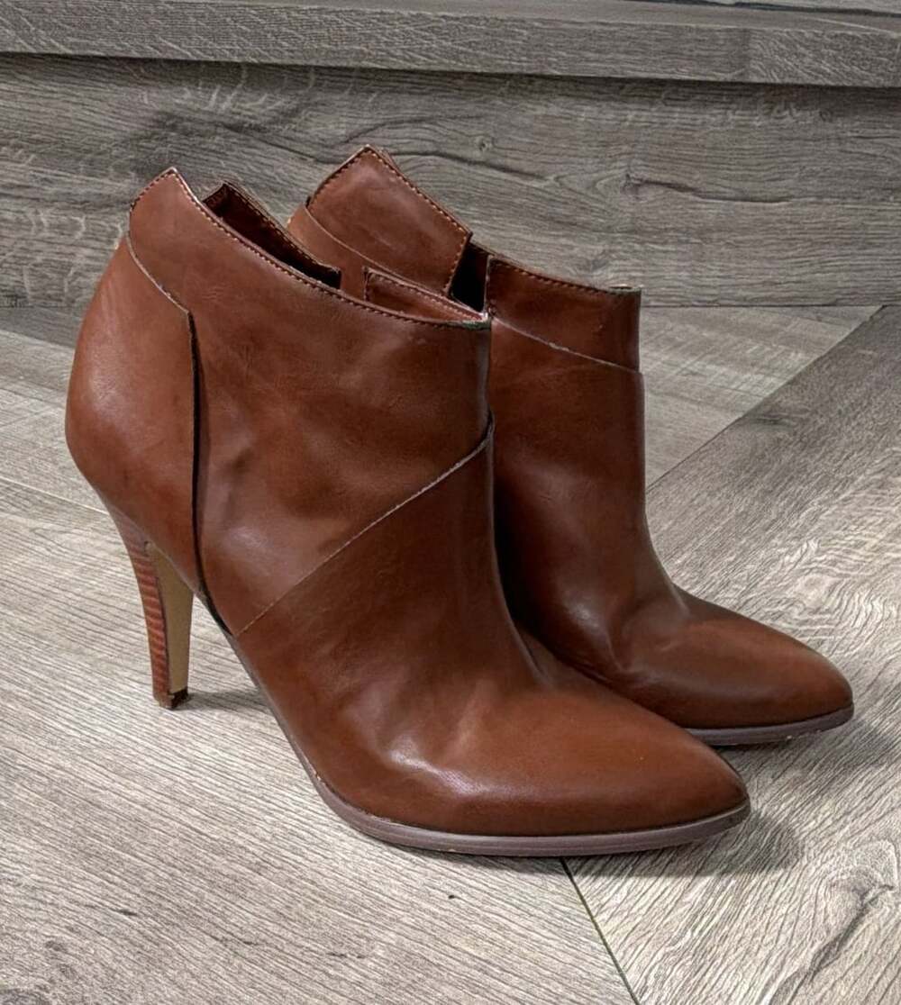 Carlos Santana Equinox Brown Pointed Toe Ankle Bootie Size 9M